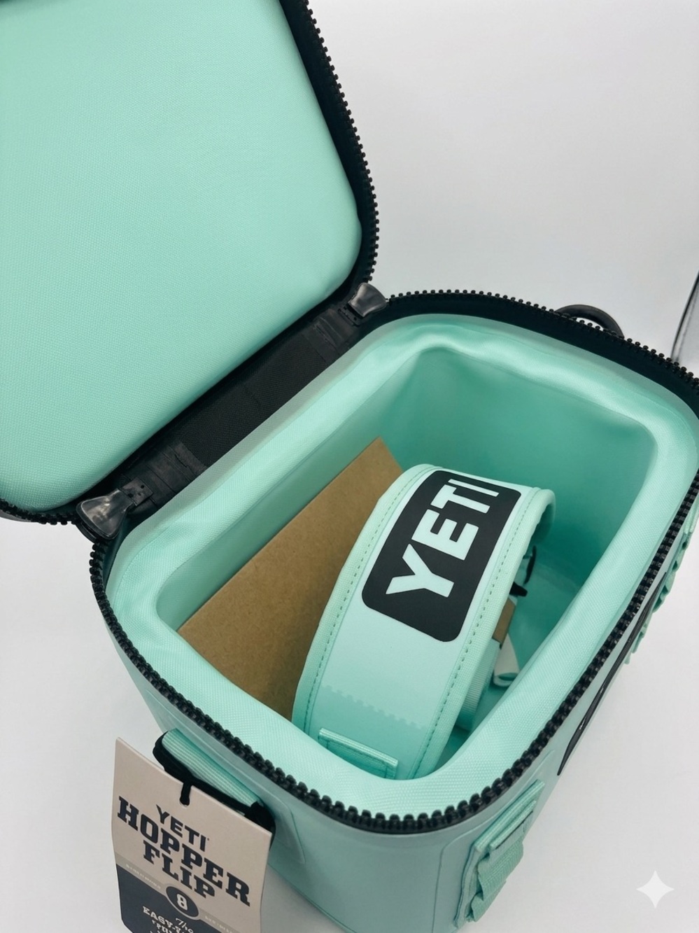 YETI HOPPER FLIP 8 SOFT COOLER - Picture 4 of 5